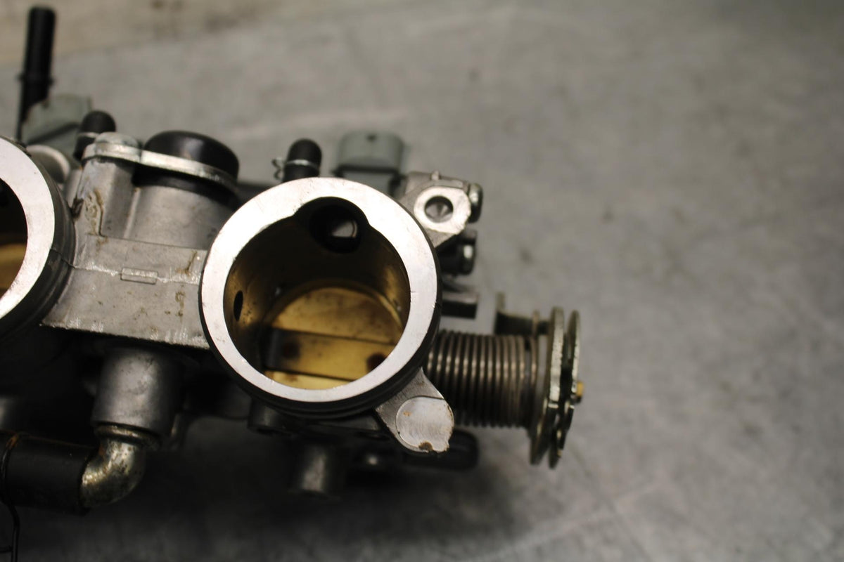 19 YAMAHA YZF R3 MAIN FUEL INJECTORS / THROTTLE BODIES BB56