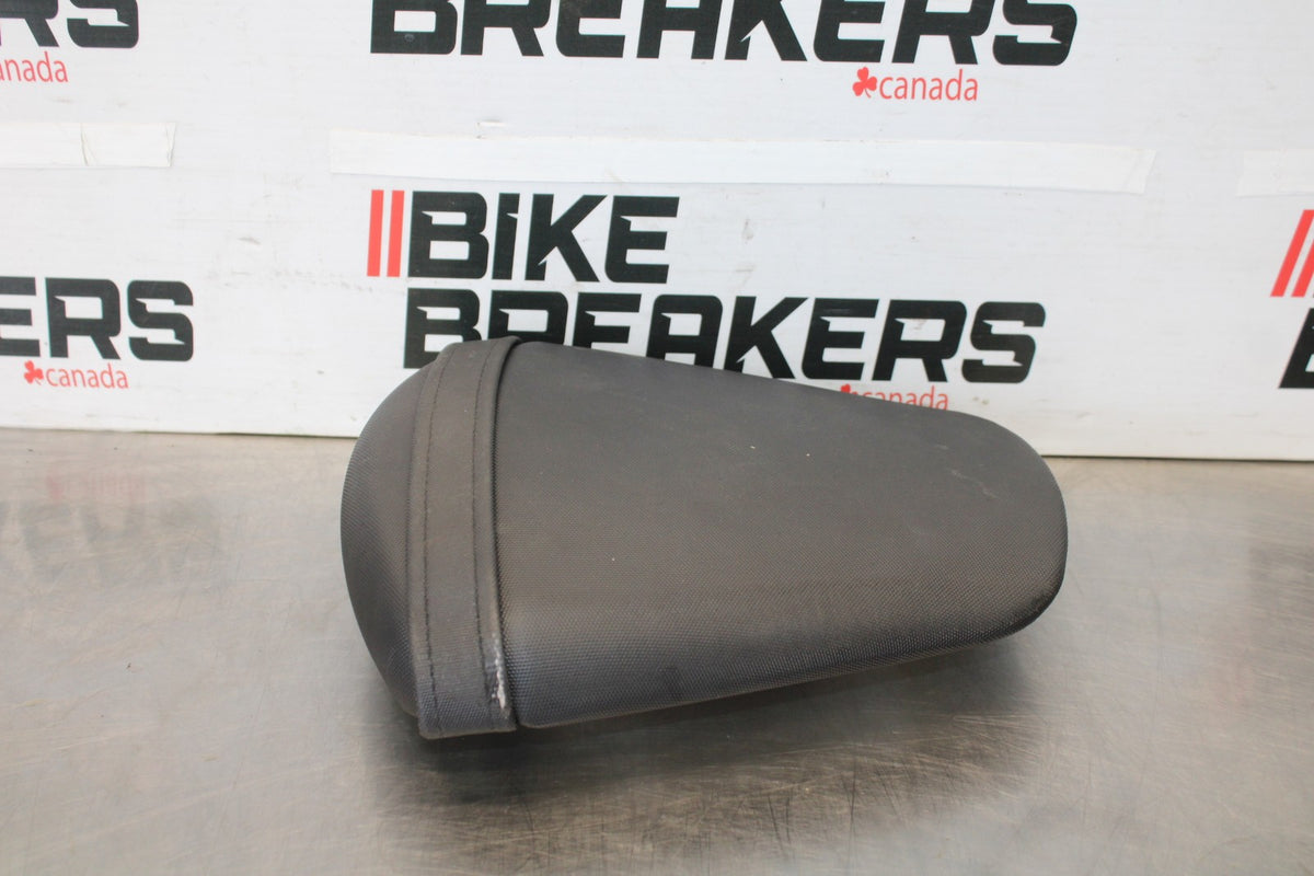 11-26 SUZUKI GSXR750 REAR BACK PASSENGER TANDEM SEAT PAD SADDLE PILLION BB882