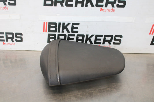 11-26 SUZUKI GSXR750 REAR BACK PASSENGER TANDEM SEAT PAD SADDLE PILLION BB882