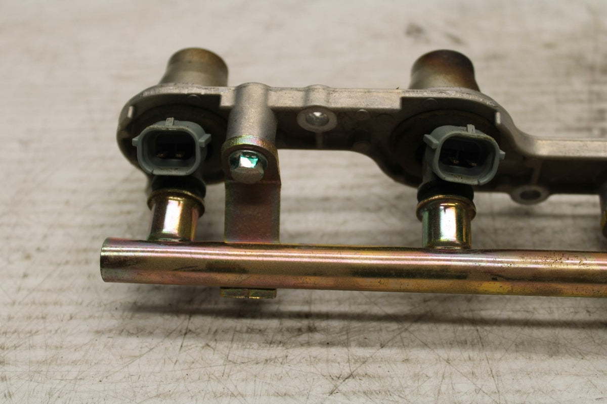 05-06 HONDA CBR600RR SECONDARY FUEL INJECTORS TOP AIRBOX GAS RAIL BB307