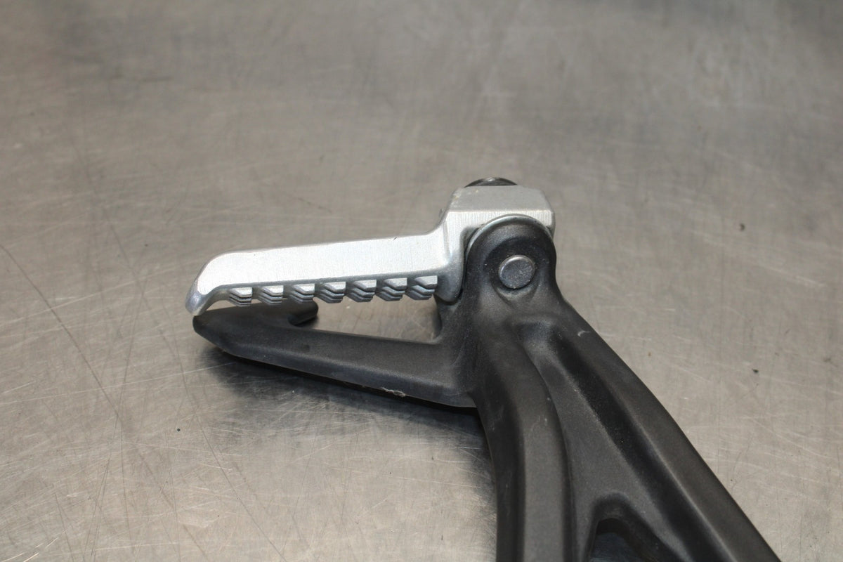 23-26 KAWASAKI NINJA ZX4RR LEFT REAR BACK PASSENGER PEG BB898