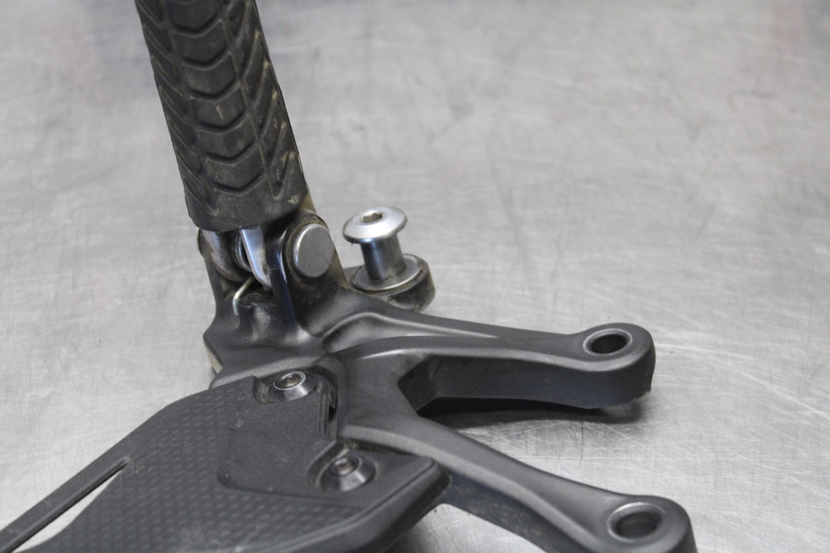 25 KAWASAKI Z900 LEFT REARSET REAR SET DRIVER FOOT PEG REST STOP BB928