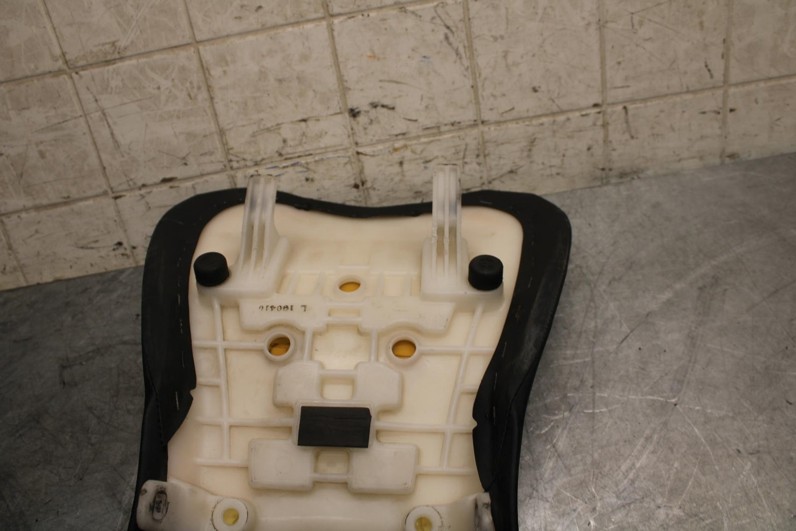 2007 Suzuki GSXR750 FRONT DRIVERS SEAT PAD SADDLE PILLION 45100-01H00-6BY BB546