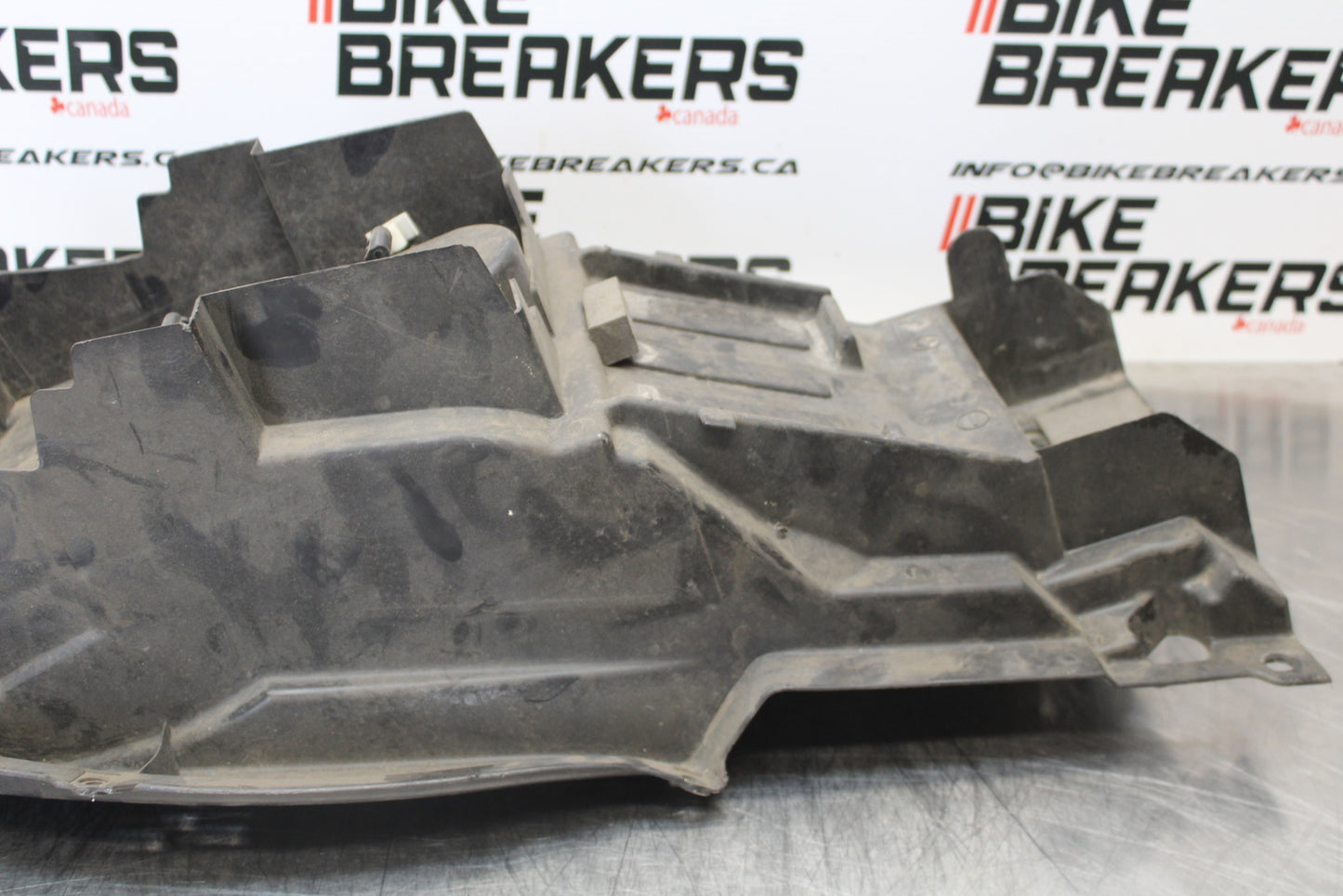 99-07 SUZUKI HAYABUSA GSX1300R REAR TAIL UNDERTAIL BATTERY TRAY PLASTIC BB281