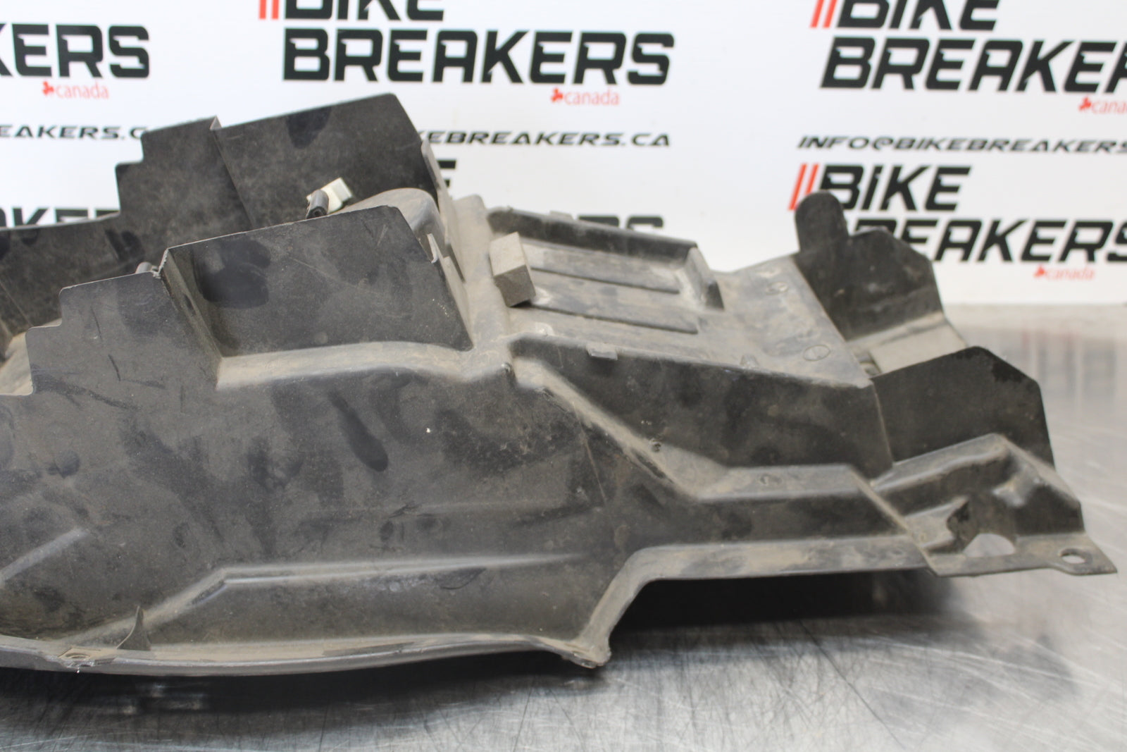 99-07 SUZUKI HAYABUSA GSX1300R REAR TAIL UNDERTAIL BATTERY TRAY PLASTIC BB281
