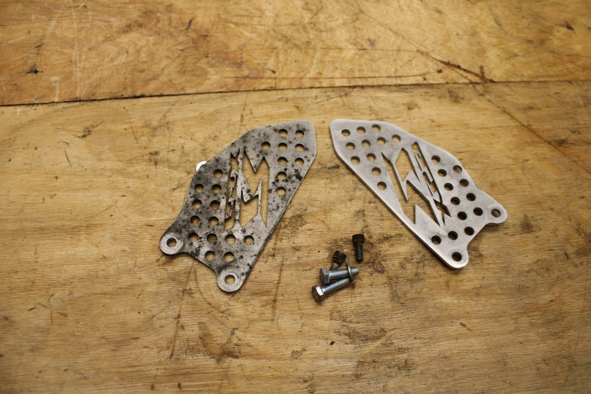 04-05 SUZUKI GSXR600 LEFT & RIGHT REARSET REAR SET HEEL GUARD COVER  BB329