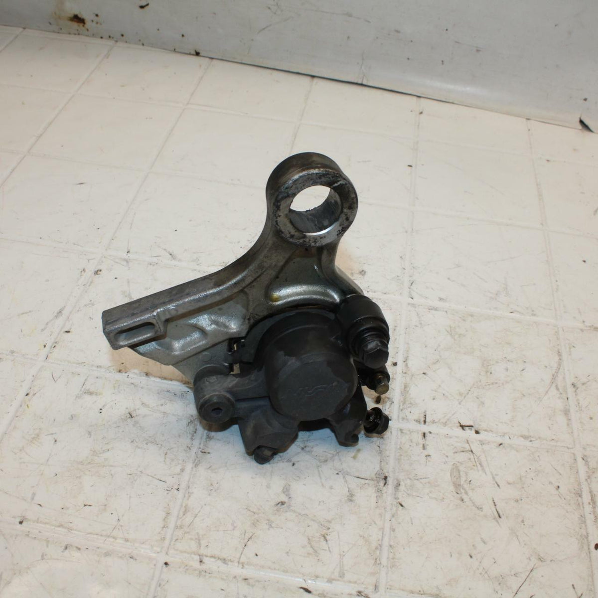 05-06 HONDA CBR600RR REAR BACK BRAKE CALIPER W MOUNT BRACKET BB399