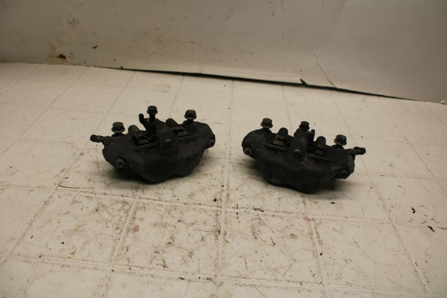 05-06 HONDA CBR600RR RIGHT LEFT FRONT BRAKE CALIPER SET PAIR CALIPERS BB399