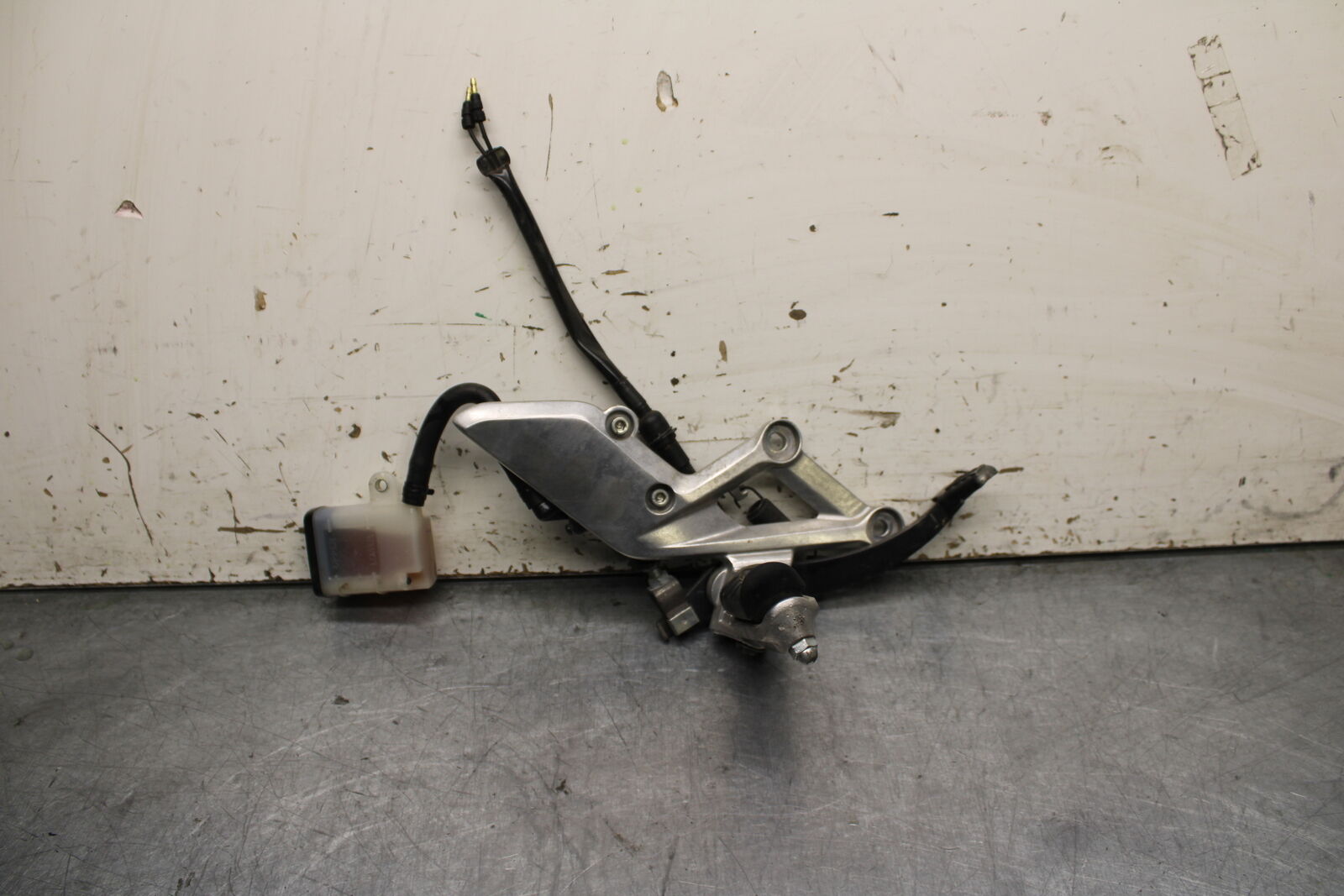 15-16 HONDA CB300F RIGHT REARSET REAR SET DRIVER FOOT PEG REST STOP BB740
