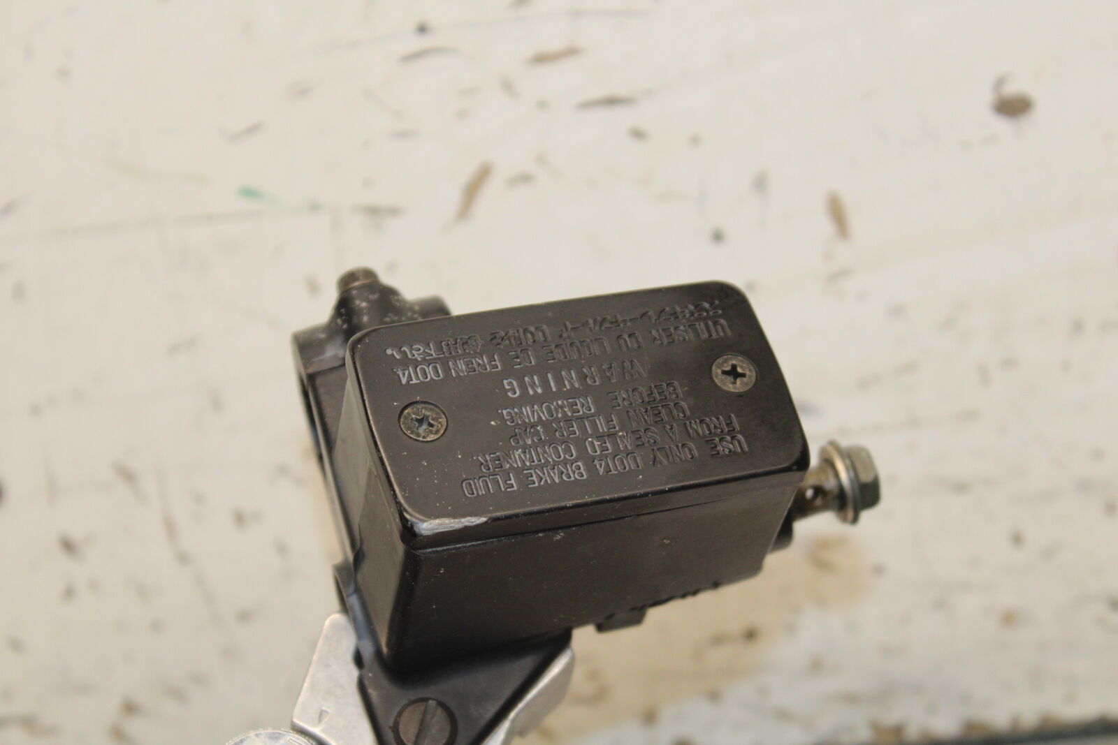 04-05 SUZUKI KATANA 750 GSX750F FRONT BRAKE MASTER CYLINDER w/ LEVER BB110