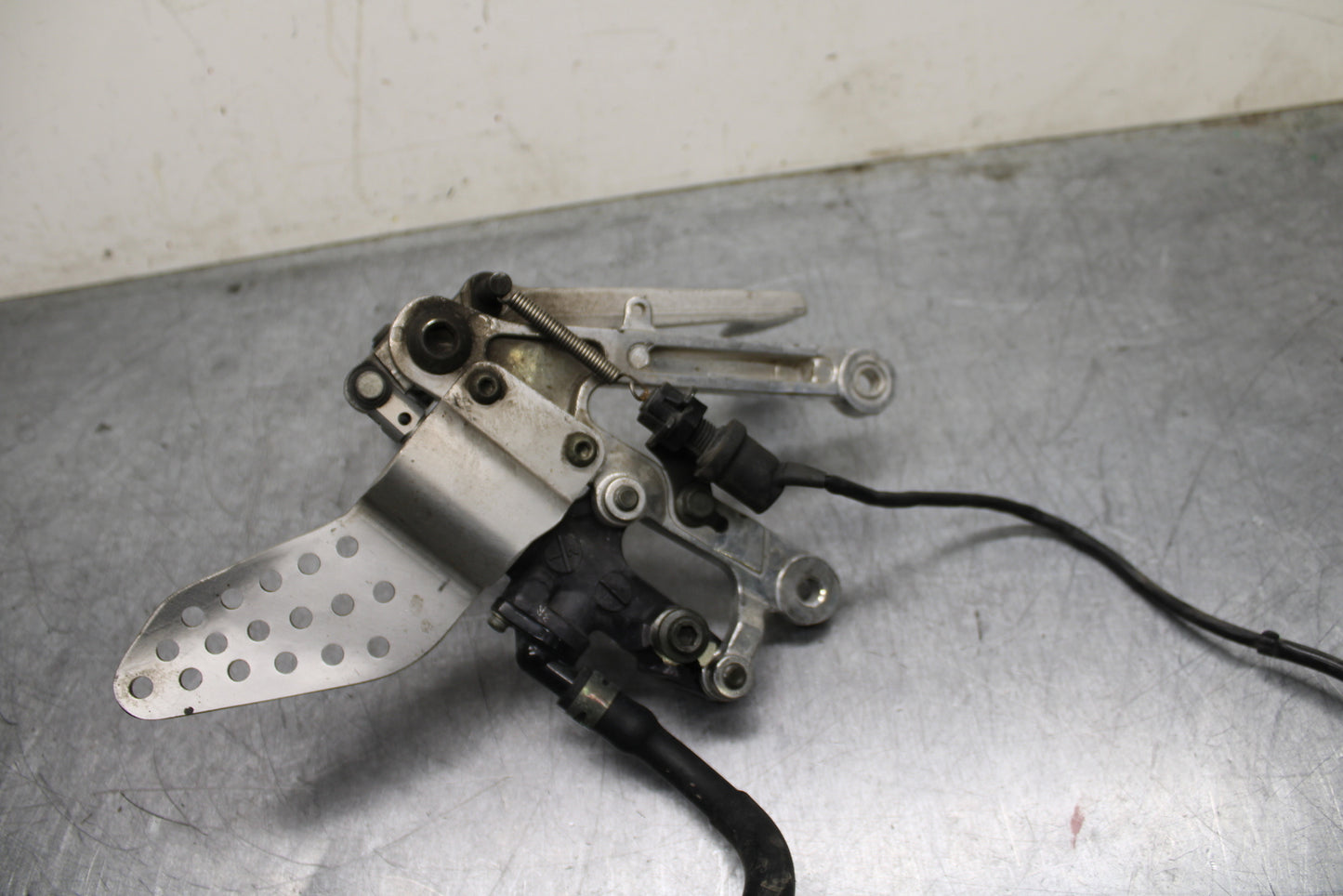00-01 YAMAHA YZF R1 RIGHT REARSET REAR SET DRIVER FOOT PEG REST STOP BB755