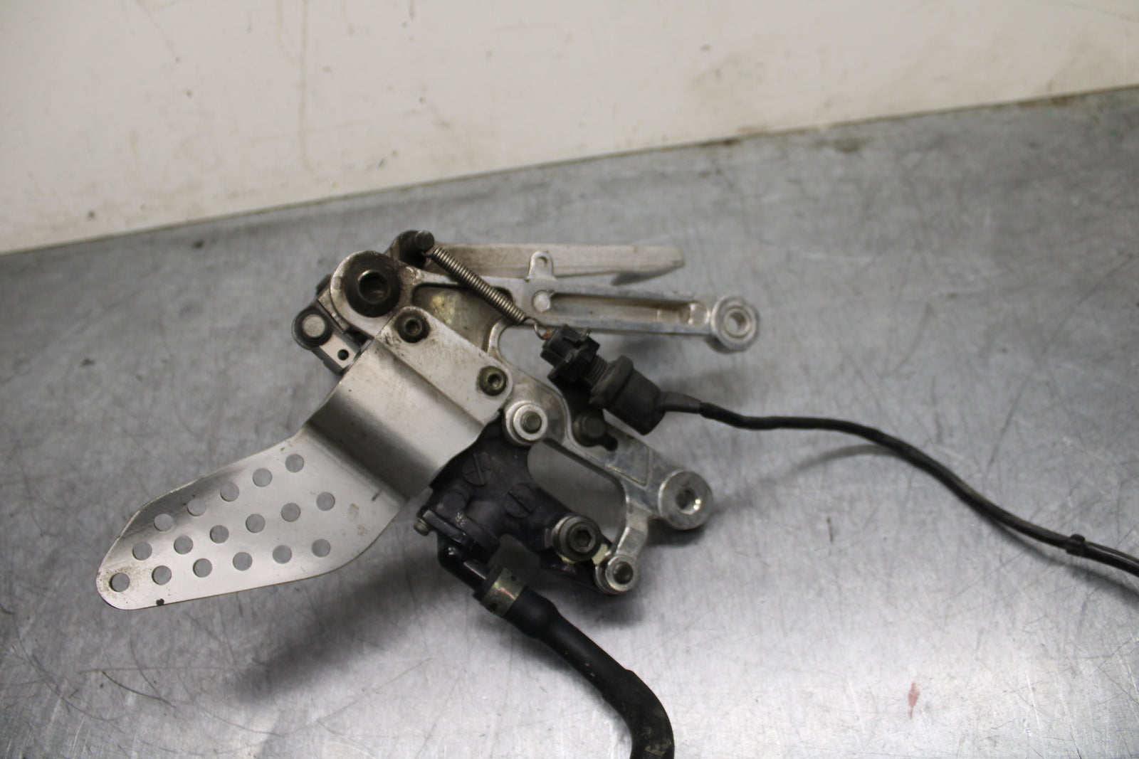 00-01 YAMAHA YZF R1 RIGHT REARSET REAR SET DRIVER FOOT PEG REST STOP BB755
