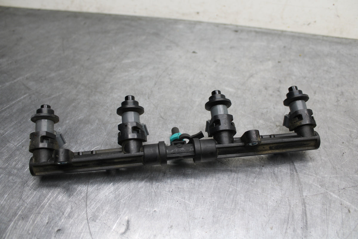 10-11 HONDA CBR1000RR SECONDARY FUEL INJECTORS TOP AIRBOX GAS RAIL BB128