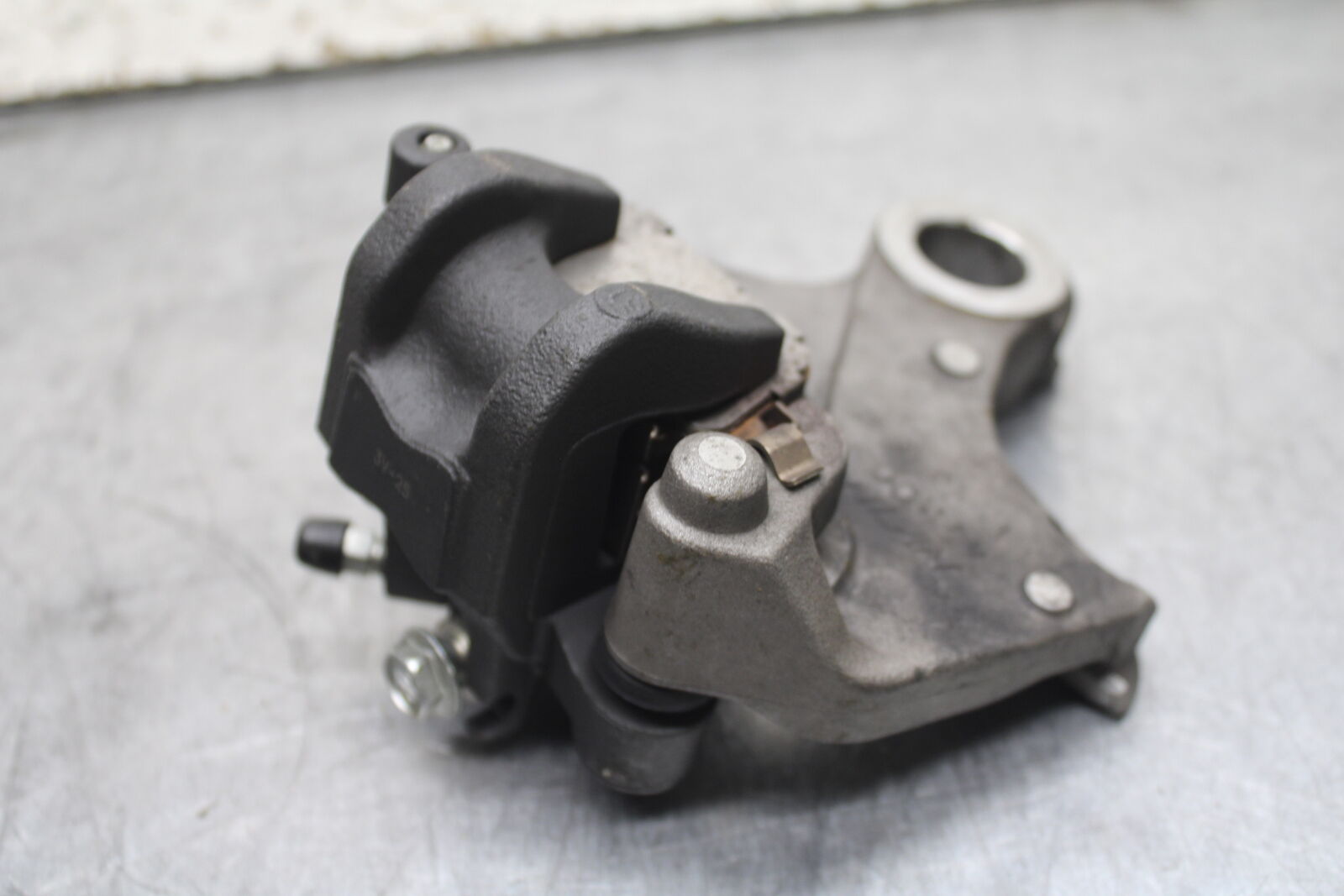 13 SUZUKI GSXR750 REAR BACK BRAKE CALIPER W MOUNT BRACKET BB110