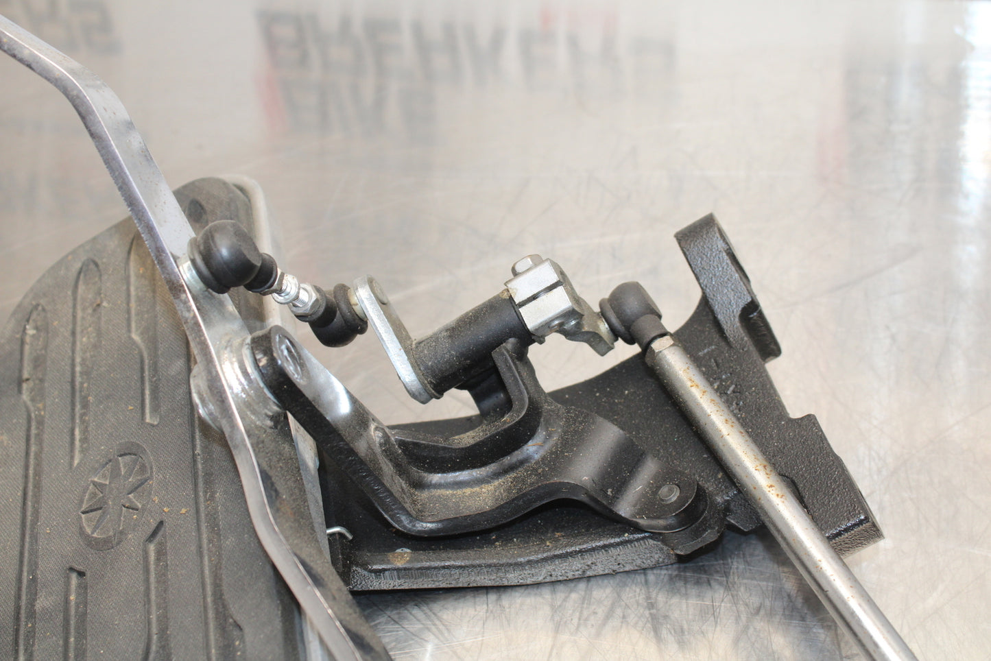 09 YAMAHA ROYAL STAR XVZ1300TF VENTURE LEFT FRONT FOOT REST PEG STEP BB151