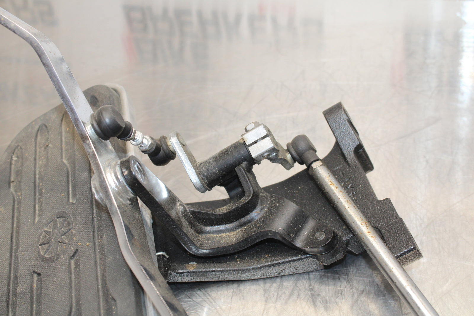 09 YAMAHA ROYAL STAR XVZ1300TF VENTURE LEFT FRONT FOOT REST PEG STEP BB151
