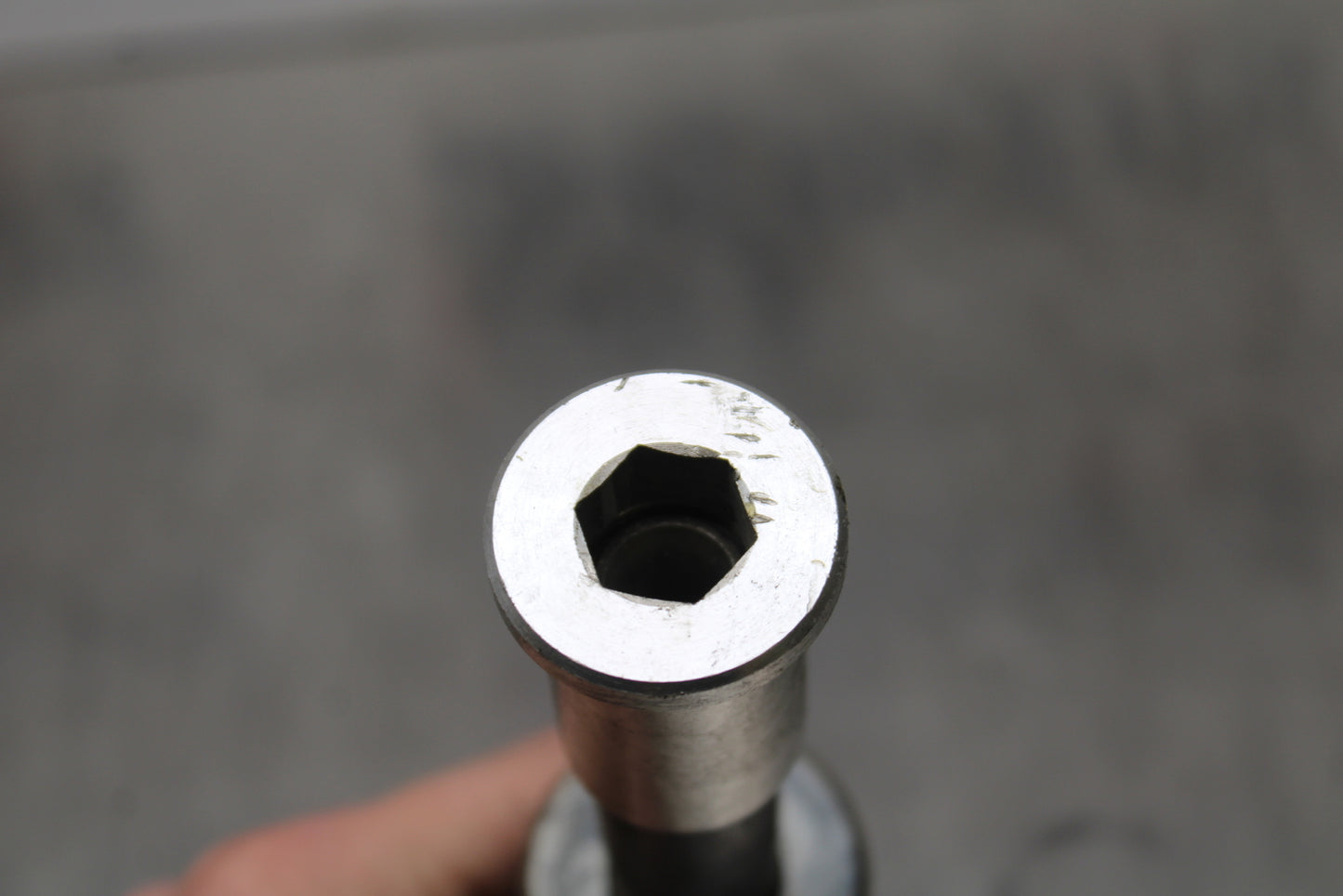 04-05 KAWASAKI NINJA ZX10R FRONT WHEEL RIM AXLE PIVOT BOLT BB163