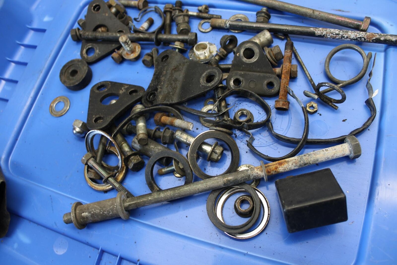 1982 Suzuki GS450L LEFTOVER MOUNTING BOLTS HARDWARE MOTOR SCREWS BB52