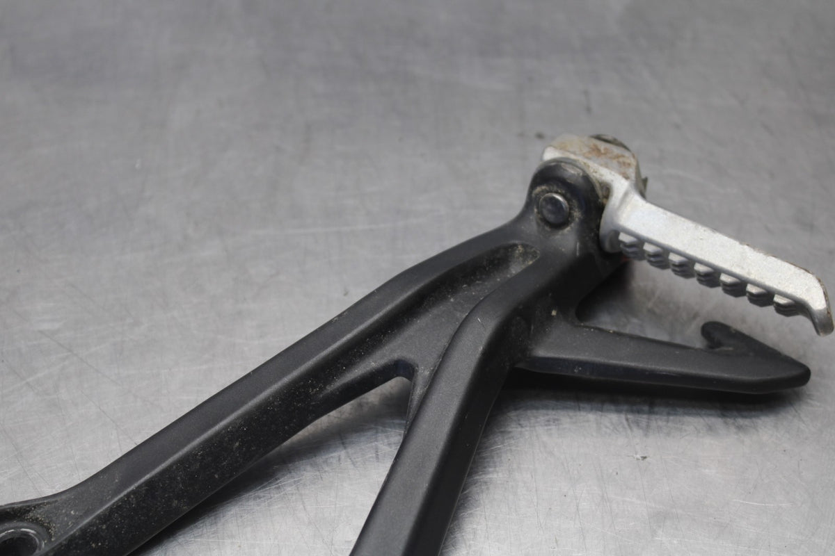 23-26 KAWASAKI NINJA ZX4RR RIGHT REAR BACK PASSENGER PEG BB898