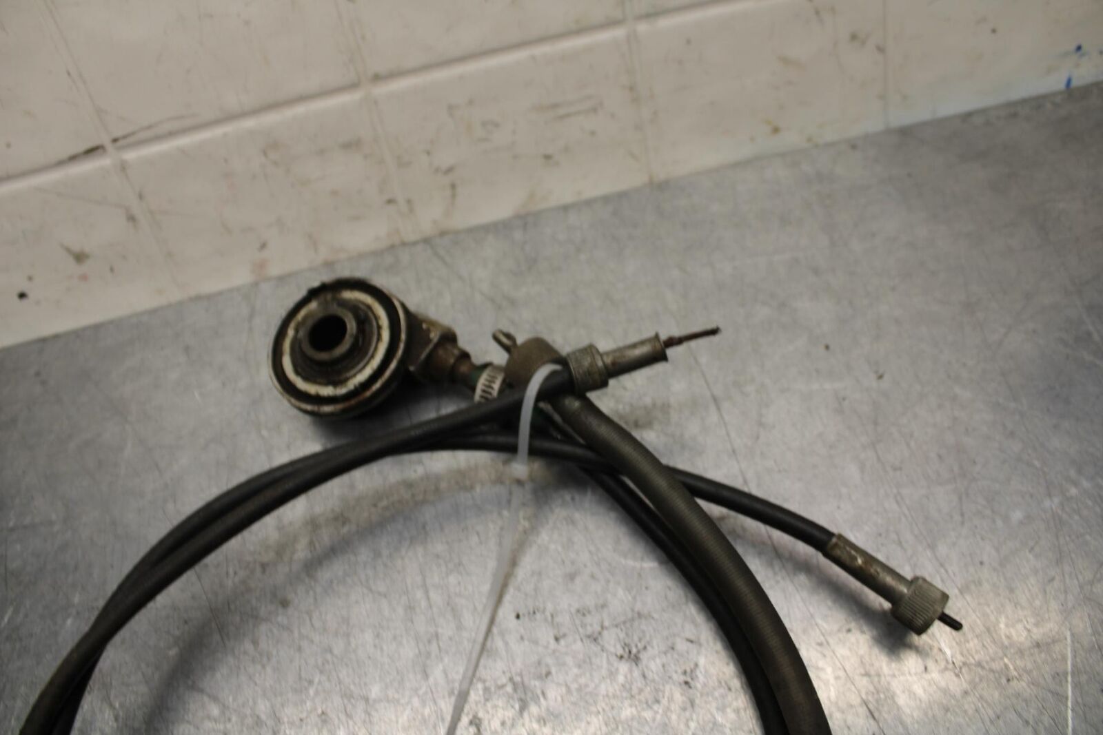75 SUZUKI GT 550 SPEEDOMETER DRIVE SPEEDO LINE BB72