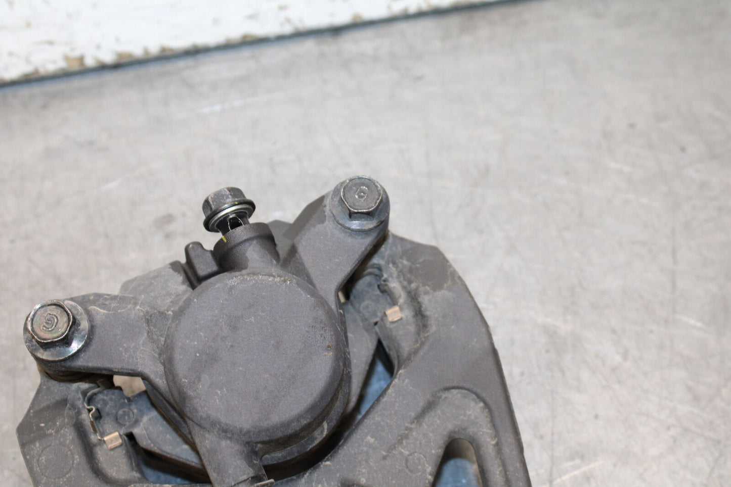17-24 YAMAHA BOLT XVS950 REAR BACK BRAKE CALIPER W MOUNT BRACKET BB729
