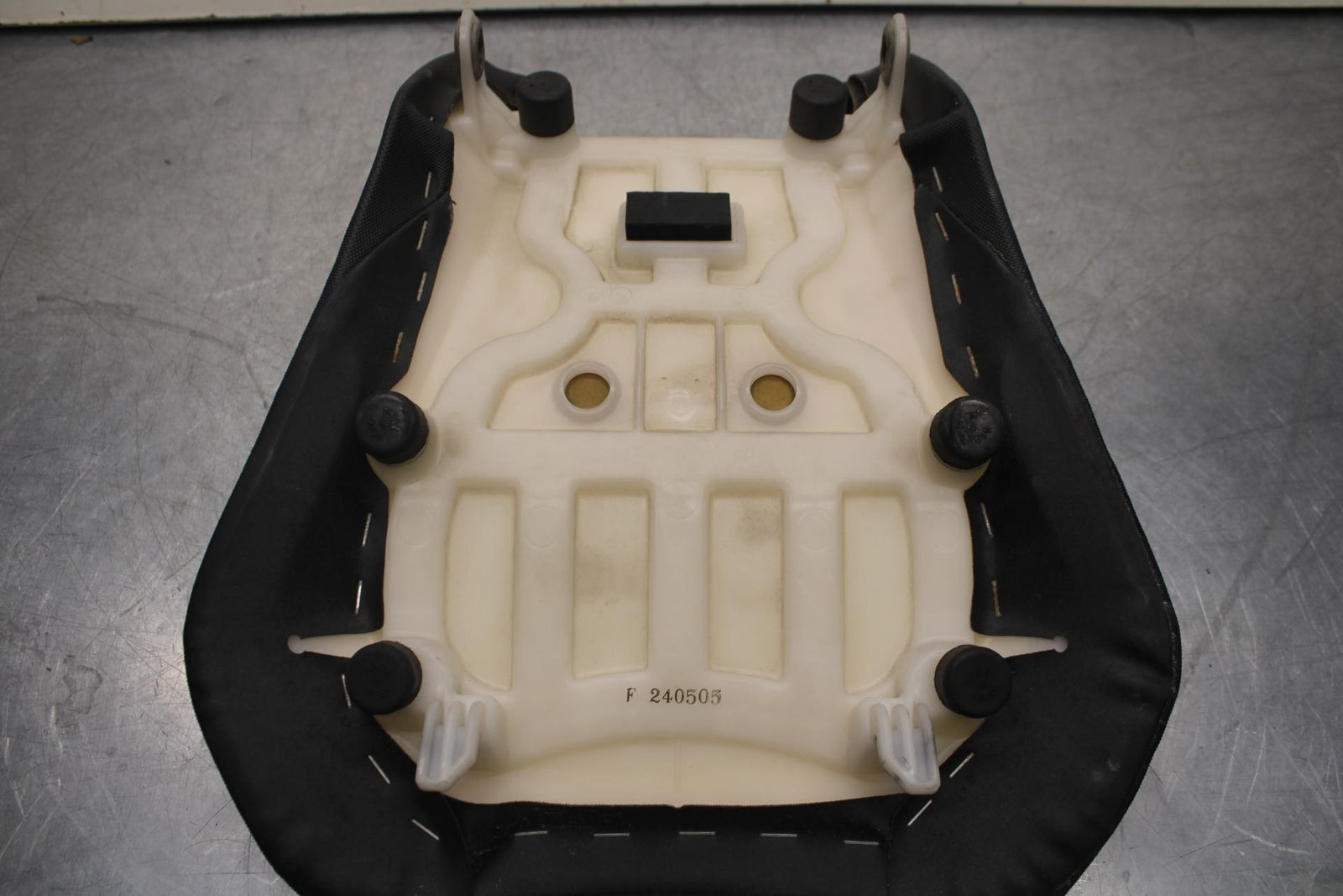 2011 Suzuki GSXR600 FRONT DRIVERS SEAT PAD SADDLE 45100-14J10-DW2 BB602