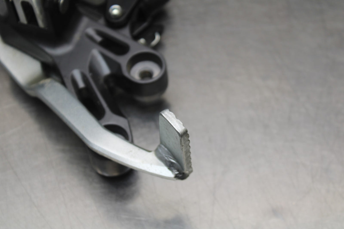 22-25 YAMAHA YZF R7 RIGHT REARSET REAR SET DRIVER FOOT PEG REST STOP BB769
