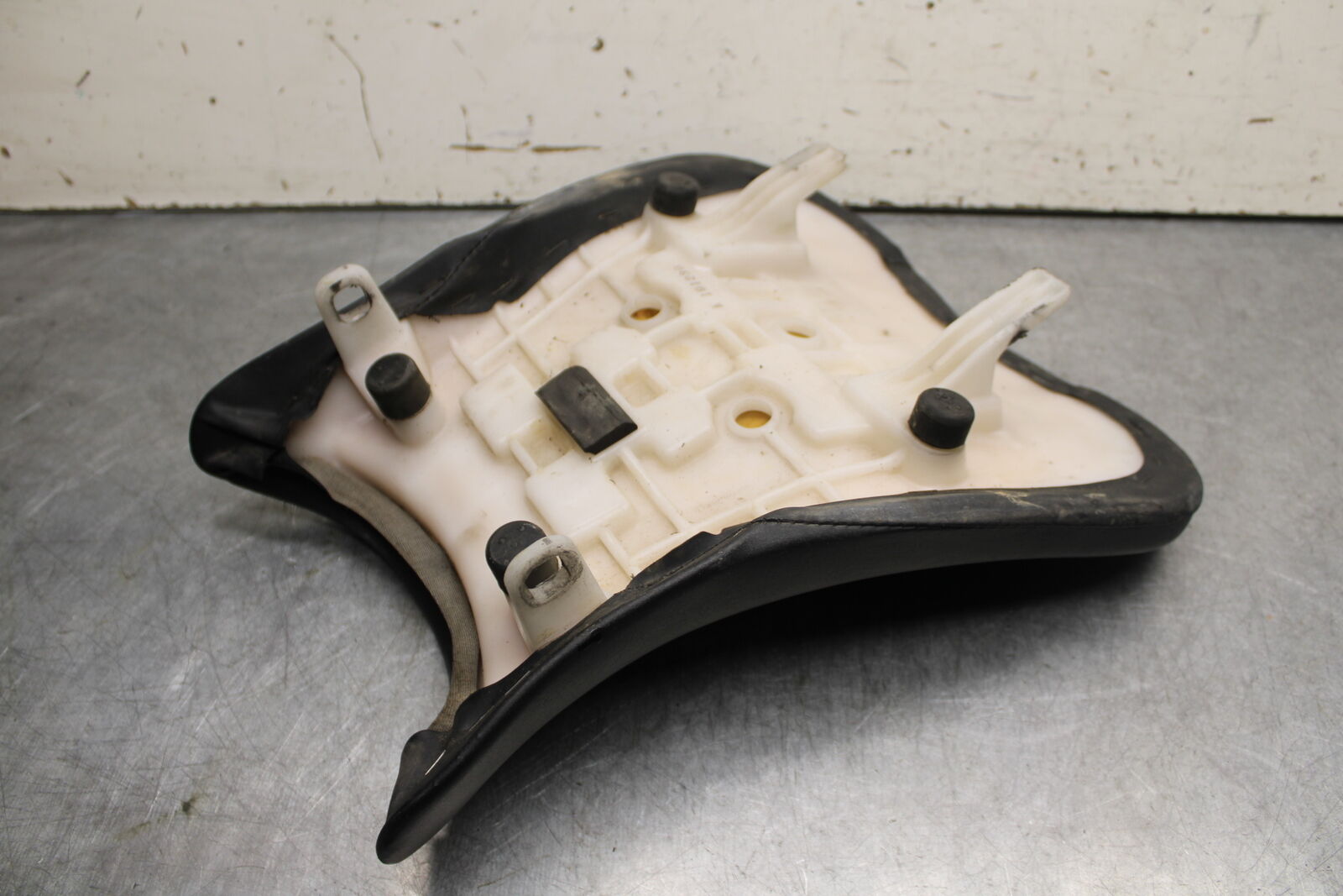 06-07 SUZUKI GSXR750 FRONT DRIVERS SEAT PAD SADDLE PILLION 45100-01H00-6BY BB670