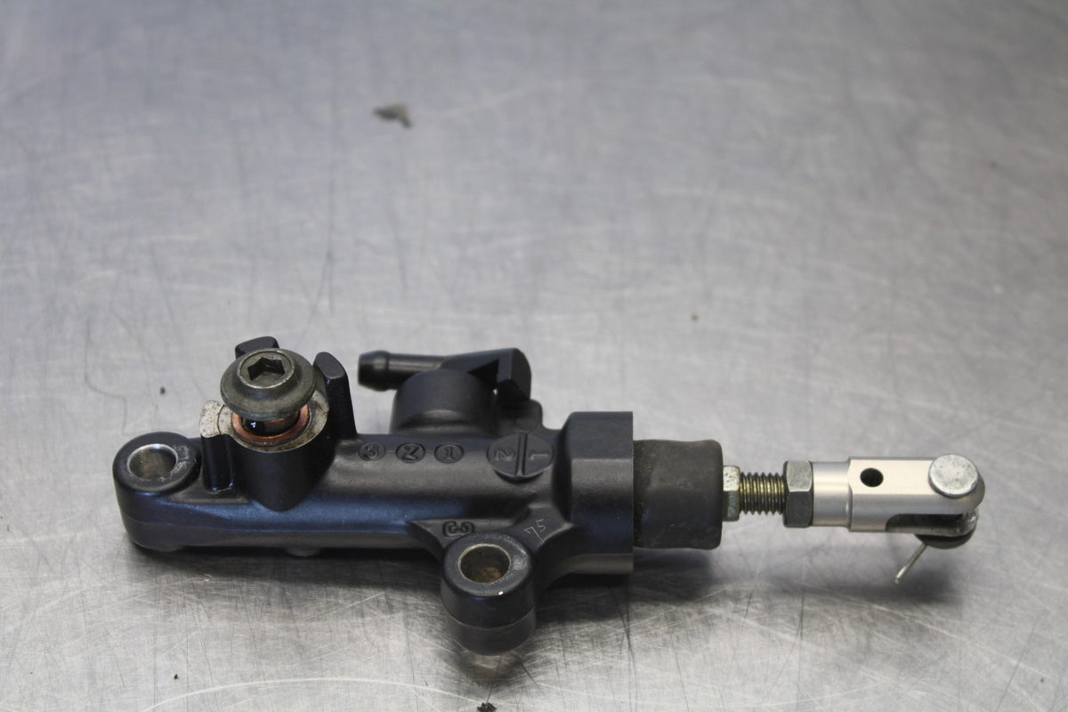 05 YAMAHA YZF R6 REAR BACK BRAKE MASTER CYLINDER W RESERVOIR BB894