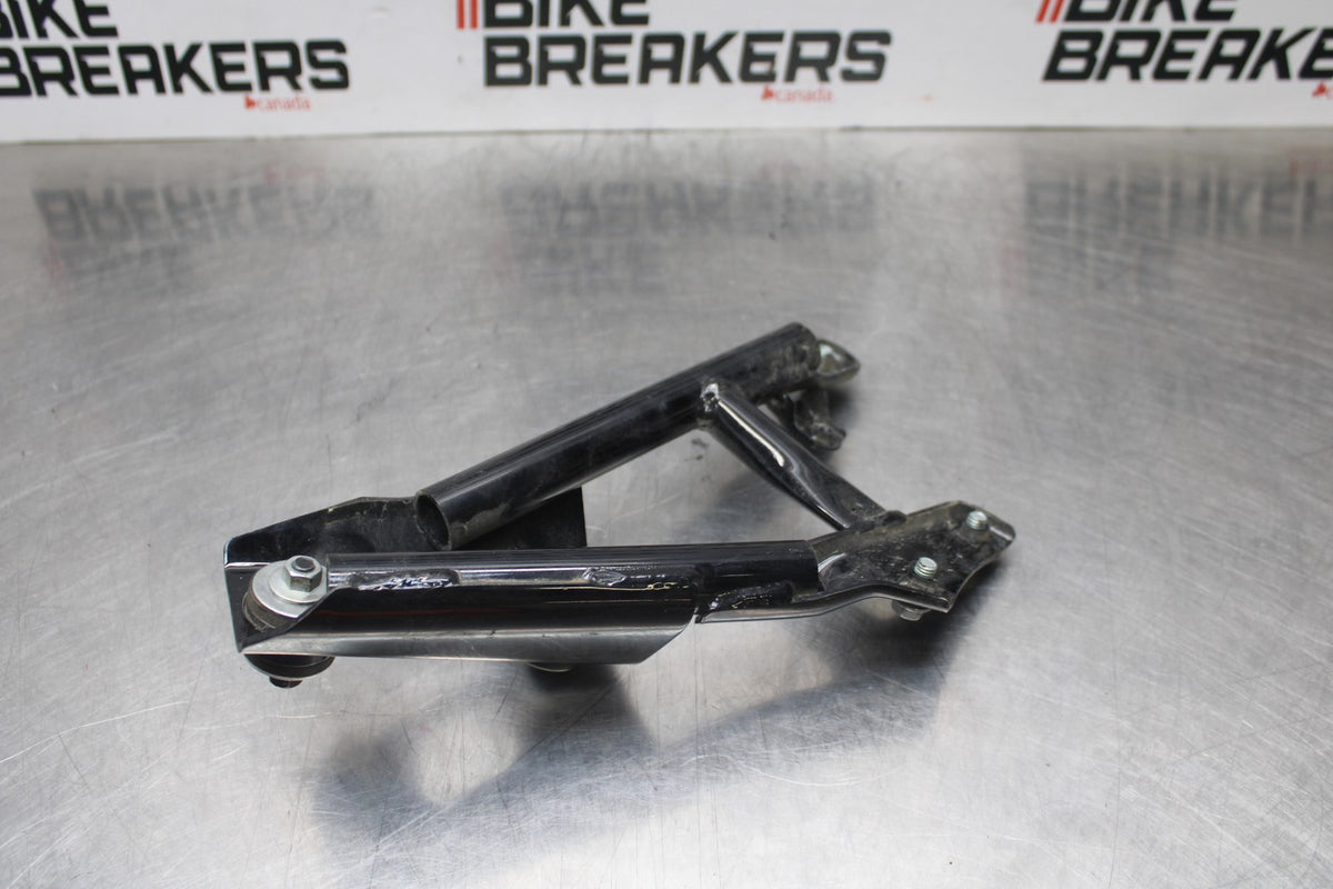 15 SUZUKI BOULEVARD C50 MUFFLER EXHAUST PIPE BRACKET MOUNT BB775
