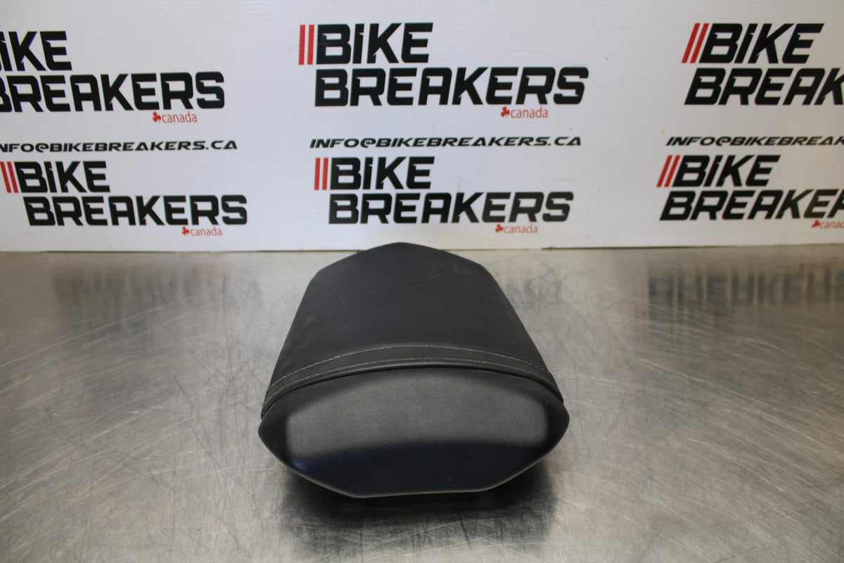 04-05 YAMAHA YZF R1 REAR BACK PASSENGER TANDEM SEAT PAD SADDLE PILLION BB173