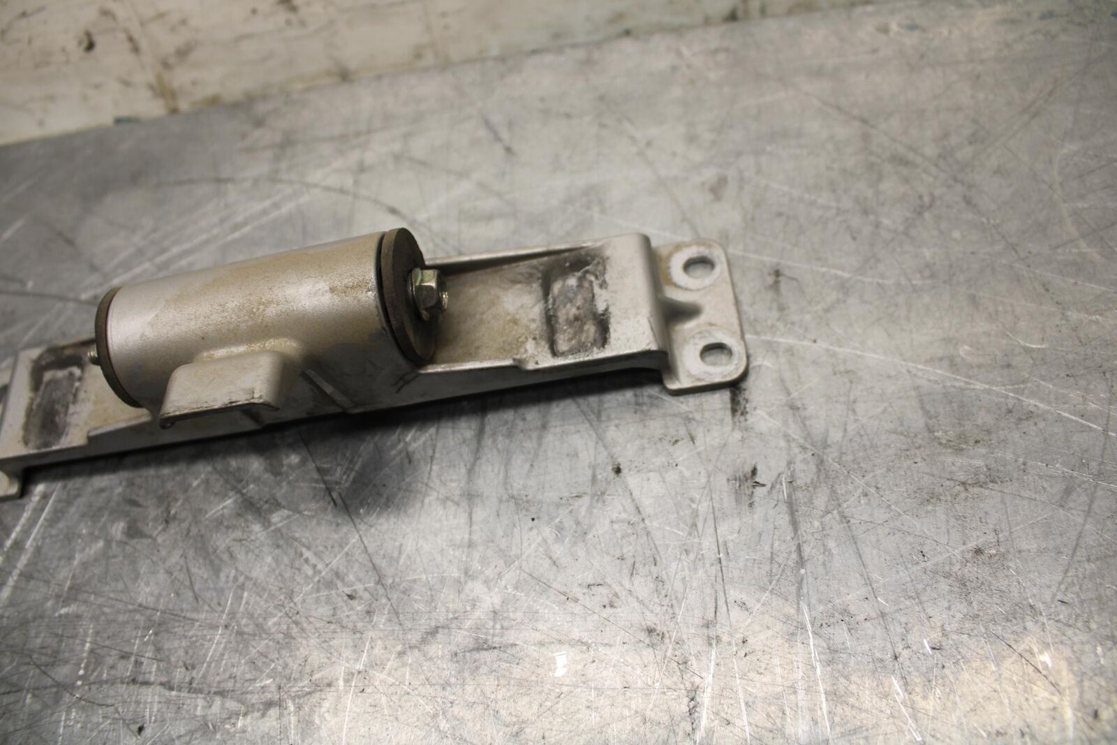 18 YAMAHA YZF R1  GAS TANK FUEL CELL PETROL RESERVOIR BRACKET MOUNT BB473
