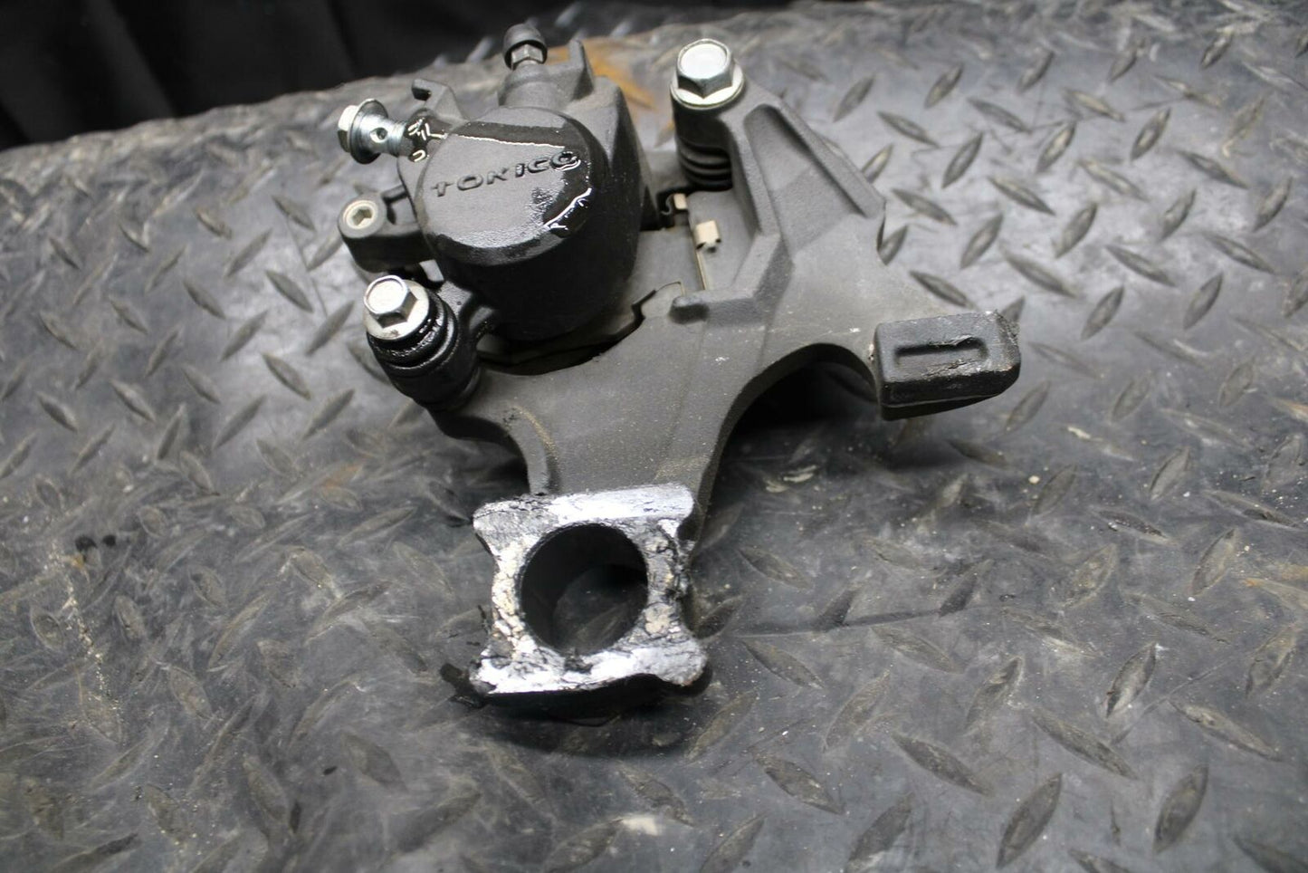 08-09 SUZUKI GSXR750 REAR BACK BRAKE CALIPER W MOUNT BRACKET BB208