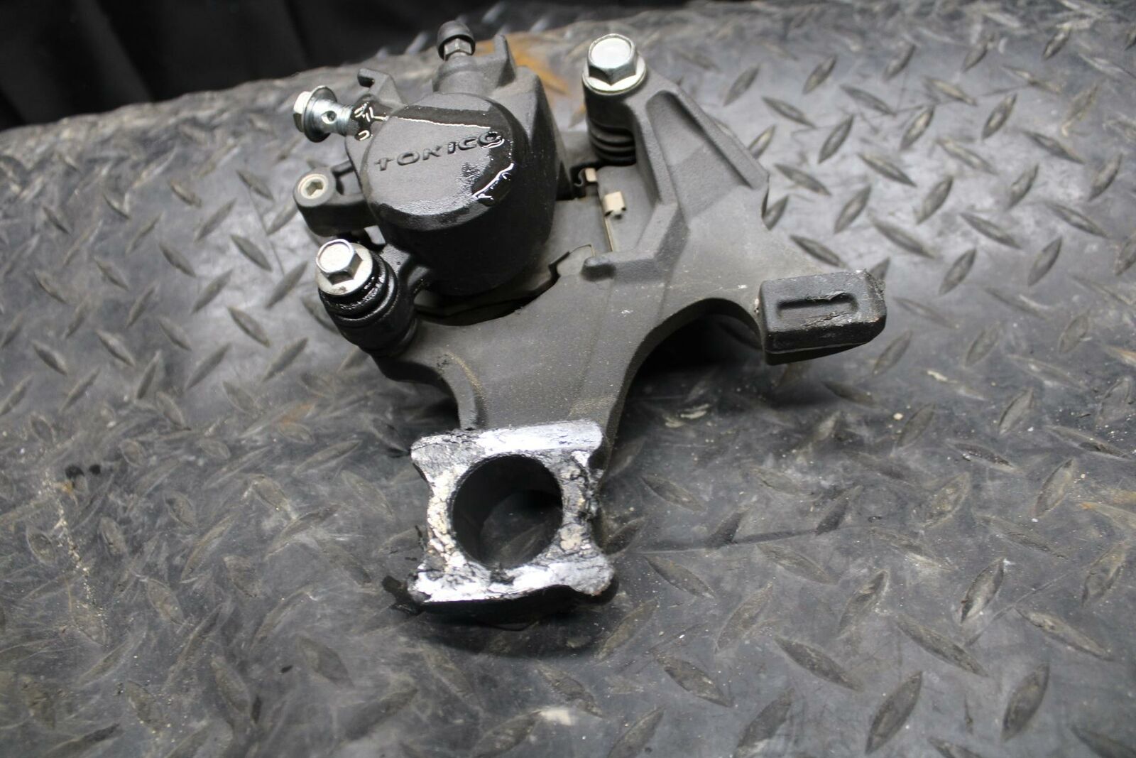 08-09 SUZUKI GSXR750 REAR BACK BRAKE CALIPER W MOUNT BRACKET BB208
