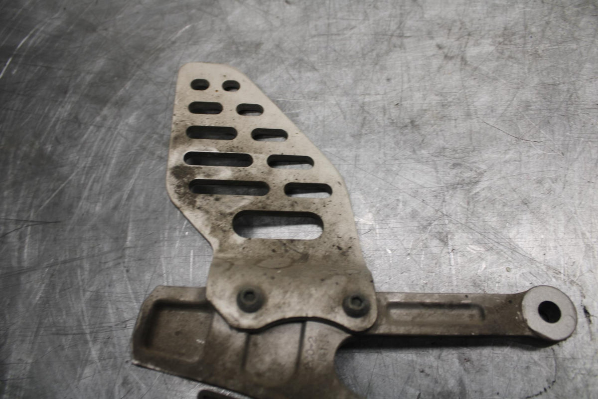 07 YAMAHA YZF R6 LEFT REARSET REAR SET DRIVER FOOT PEG BRACKET MOUNT BB495