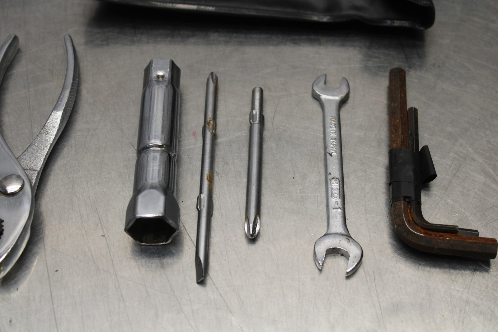 03-08 KAWASAKI VULCAN 1600 STOCK TOOLS OEM TOOL BAG KIT SET BB196