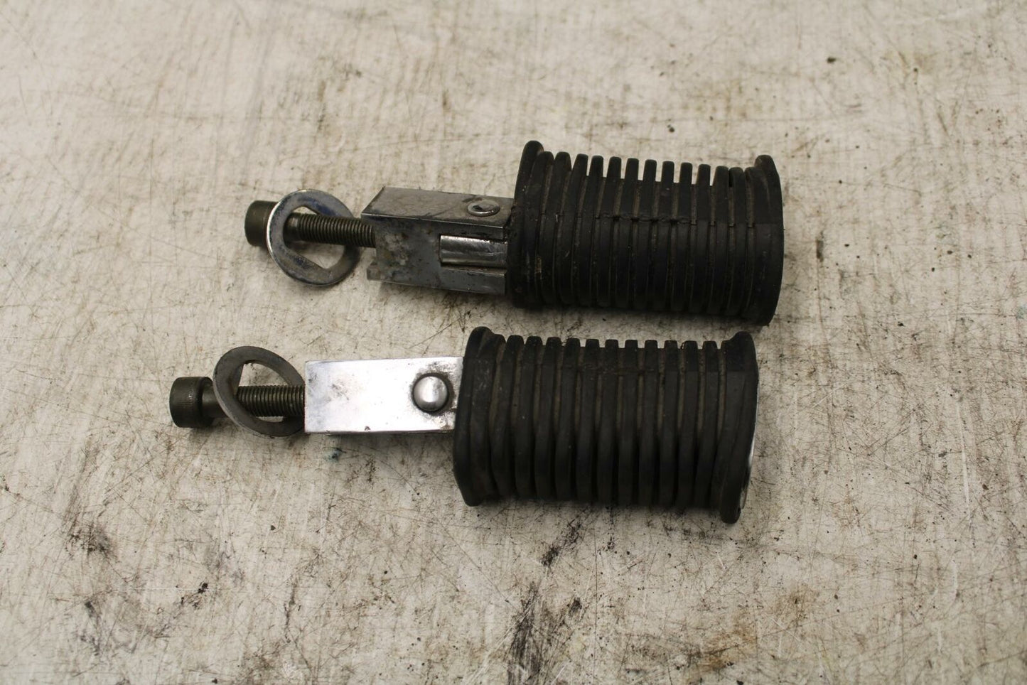 06-07 SUZUKI BOULEVARD S40 REAR PASSENGER FOOT STEP PEG BB375