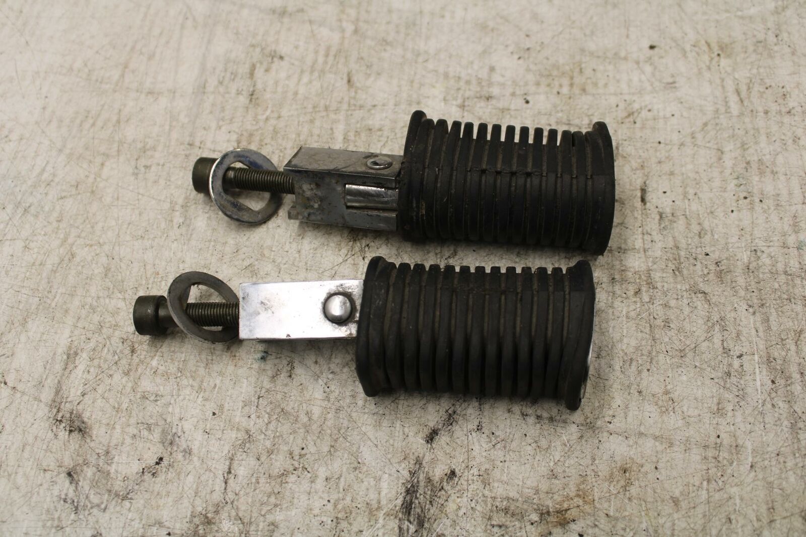 06-07 SUZUKI BOULEVARD S40 REAR PASSENGER FOOT STEP PEG BB375