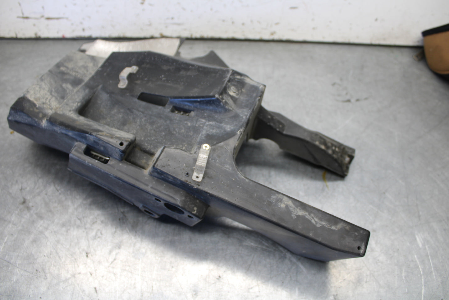 07-09 YAMAHA FZ6 REAR BACK TAIL UNDERTAIL BATTERY TRAY PLASTIC BB713