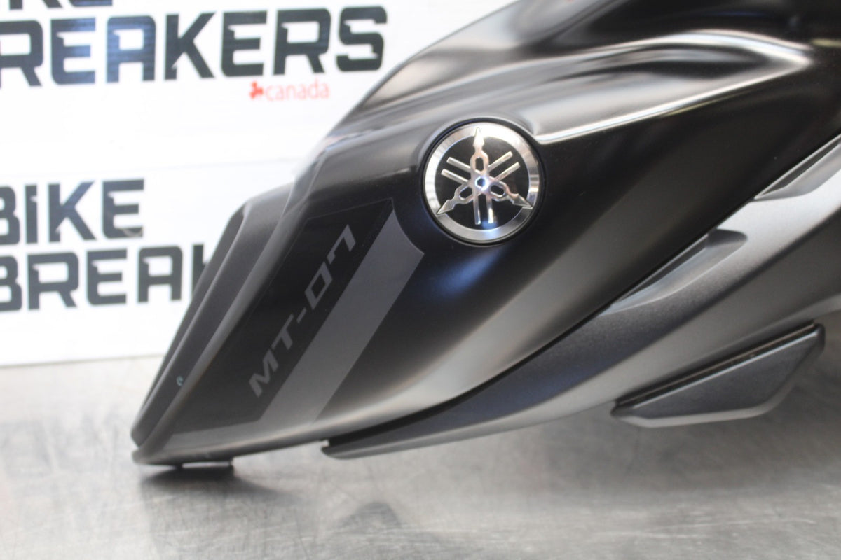 23-24 YAMAHA MT-07 LEFT GAS TANK FUEL CELL COVER FAIRING COWL BB927