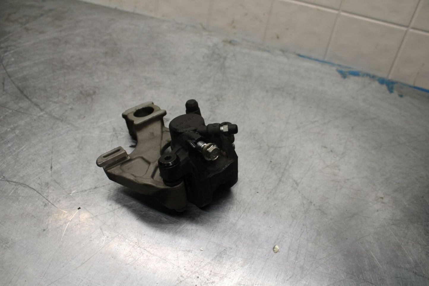 11-22 SUZUKI GSXR600 REAR BACK BRAKE CALIPER W MOUNT BRACKET BB417