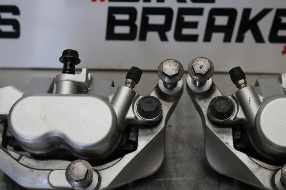 09 YAMAHA ROYAL STAR XVZ1300TF VENTURE RIGHT LEFT FRONT BRAKE CALIPER SET BB151