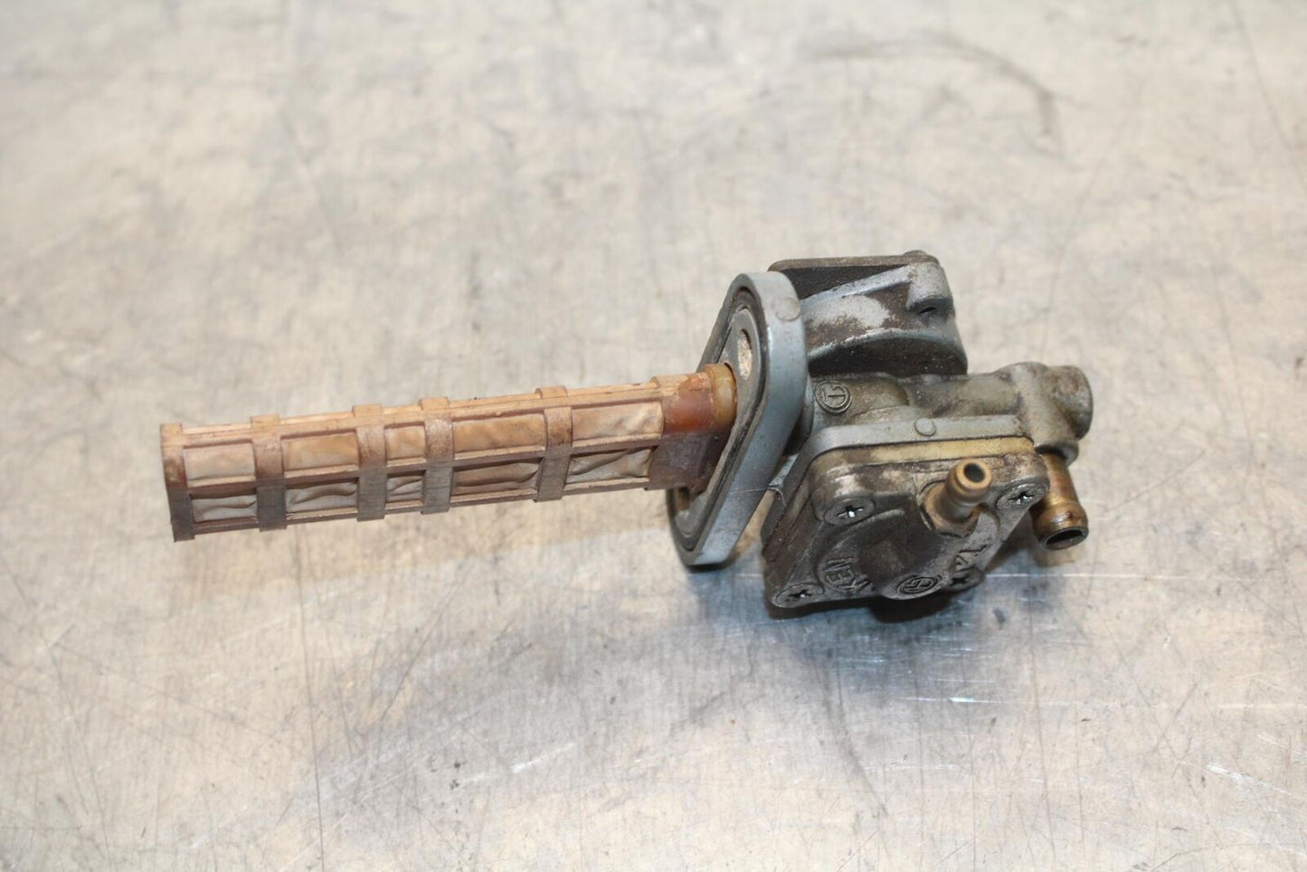 1985 Kawasaki Ninja 900R ZX900A FUEL GAS TANK PETCOCK SHUT ON OFF VALVE BB84