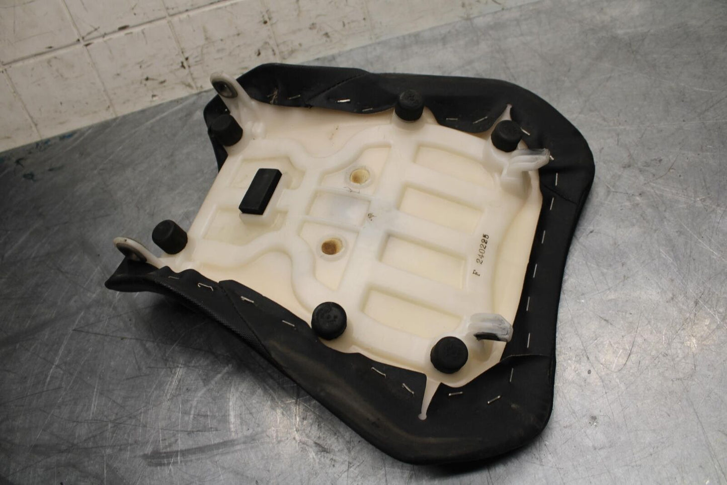 11-21 SUZUKI GSXR750 FRONT DRIVERS SEAT PAD SADDLE PILLION BB486
