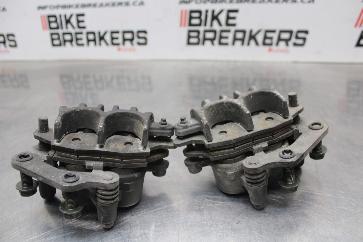 06 SUZUKI SV650S RIGHT LEFT FRONT BRAKE CALIPER SET PAIR CALIPERS BB783