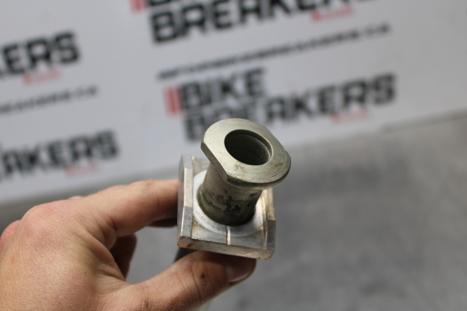 21-23 KAWASAKI NINJA ZX6R REAR AXLE BACK WHEEL RIM PIVOT BOLT AXEL BB179