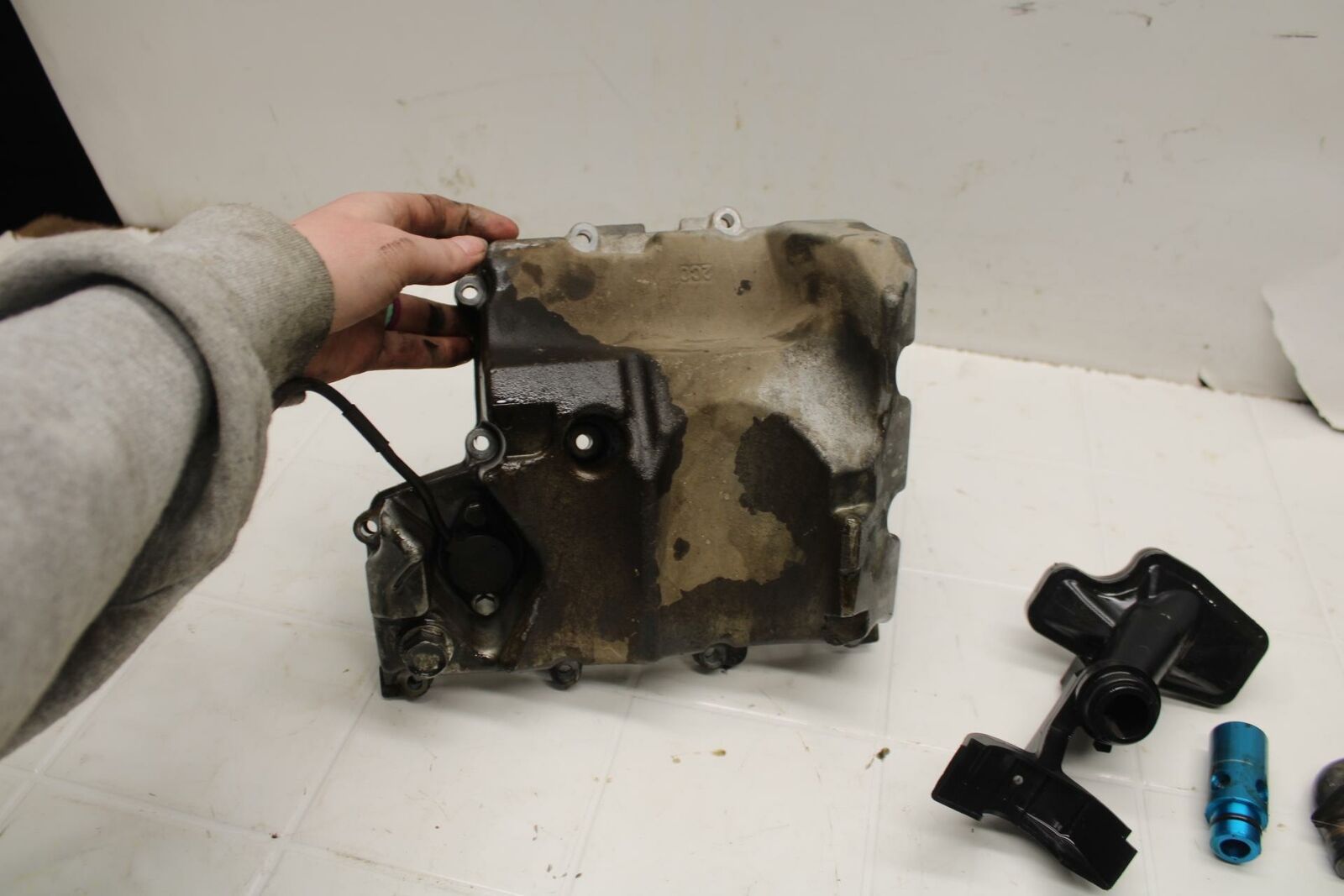 08-16 YAMAHA YZF R6 ENGINE MOTOR BOTTOM OIL PAN COVER BB406