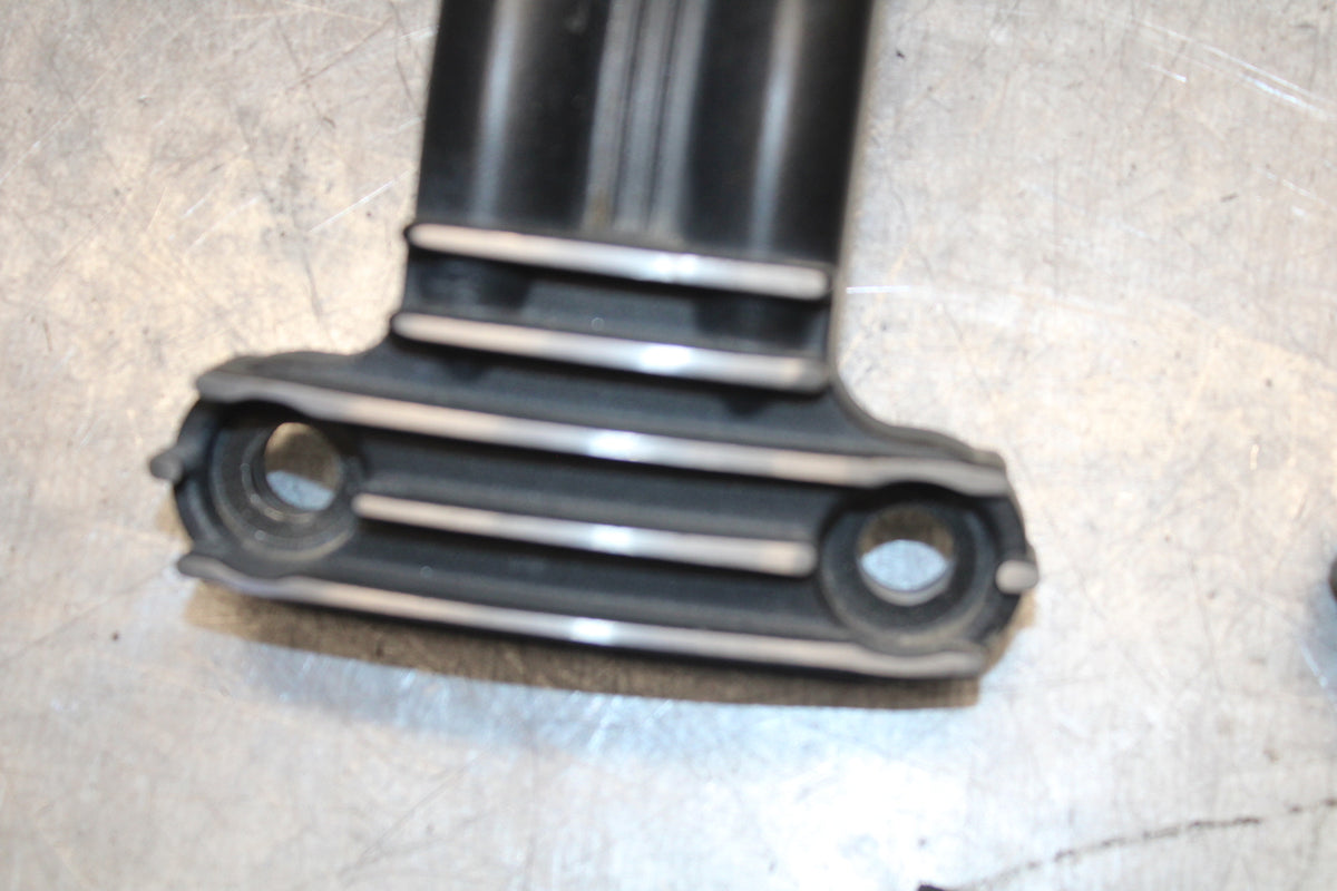 05-06 YAMAHA ROYAL STAR REAR PASSENGER FOOT STEP MOUNT BRACKET BB697