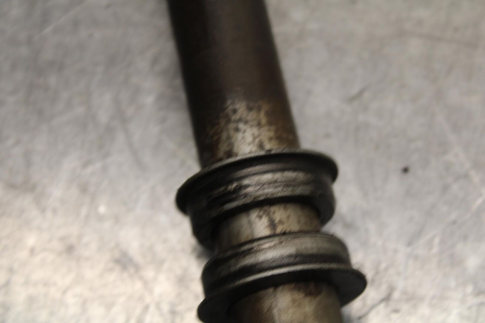 03-04 HONDA CBR600RR REAR AXLE BACK WHEEL RIM BOLT AXEL 42301-MEE-000 BB628