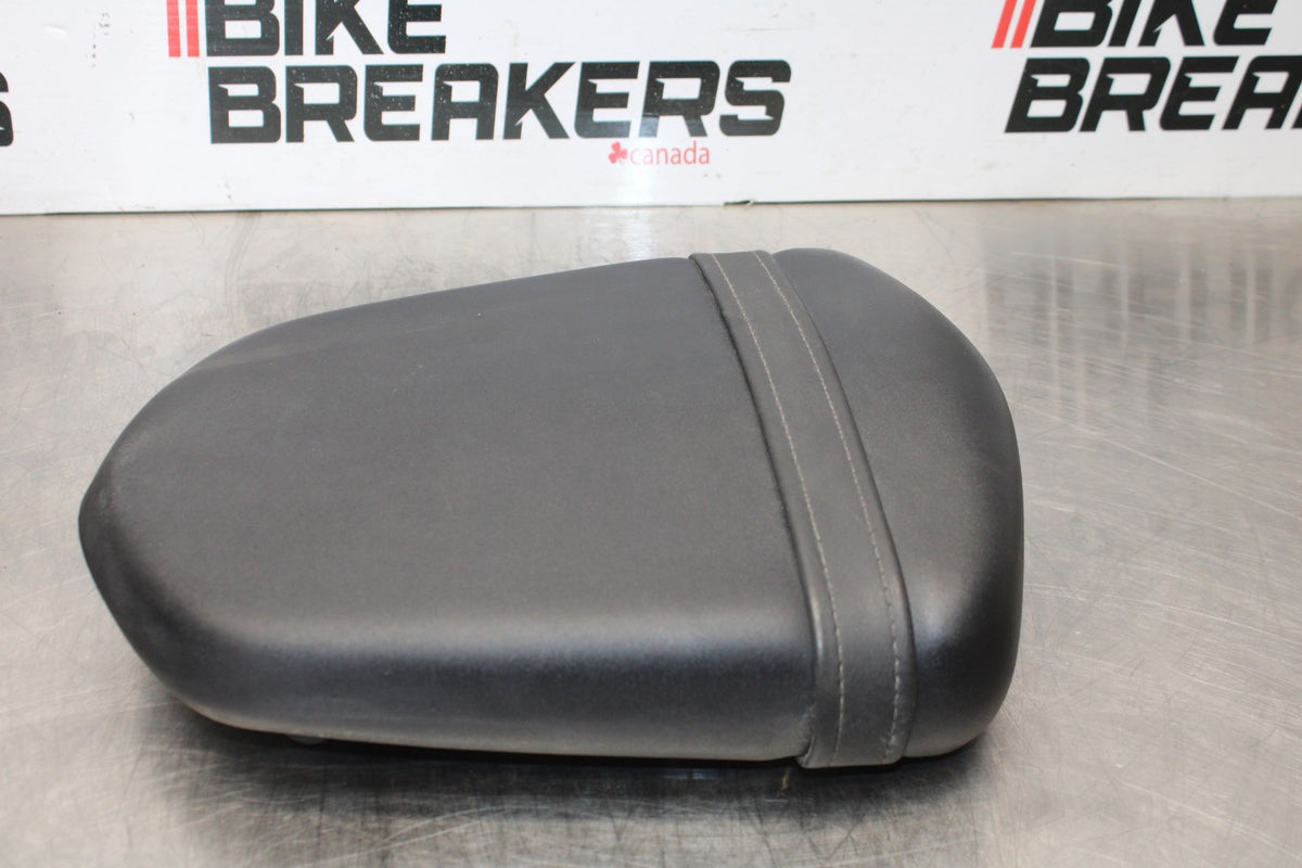 06-07 SUZUKI GSXR 600 REAR BACK PASSENGER TANDEM SEAT PAD SADDLE PILLION BB178